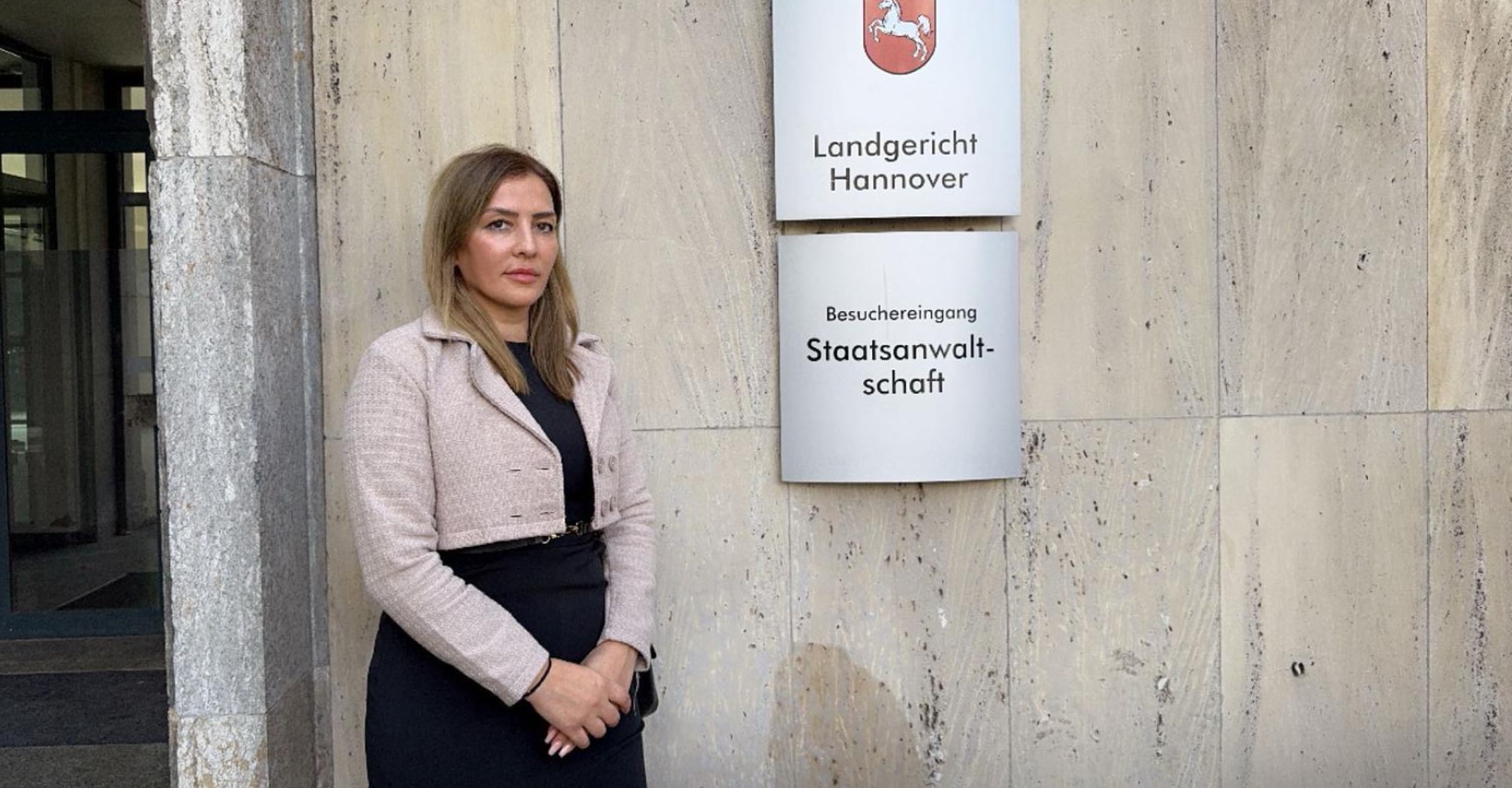 Rechtsanwältin Ariana Taher vor dem Landgericht in Hannover